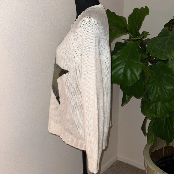 wooden ships Women’s Camo Star Raglan Snow White Sweater - Picture 10 of 16